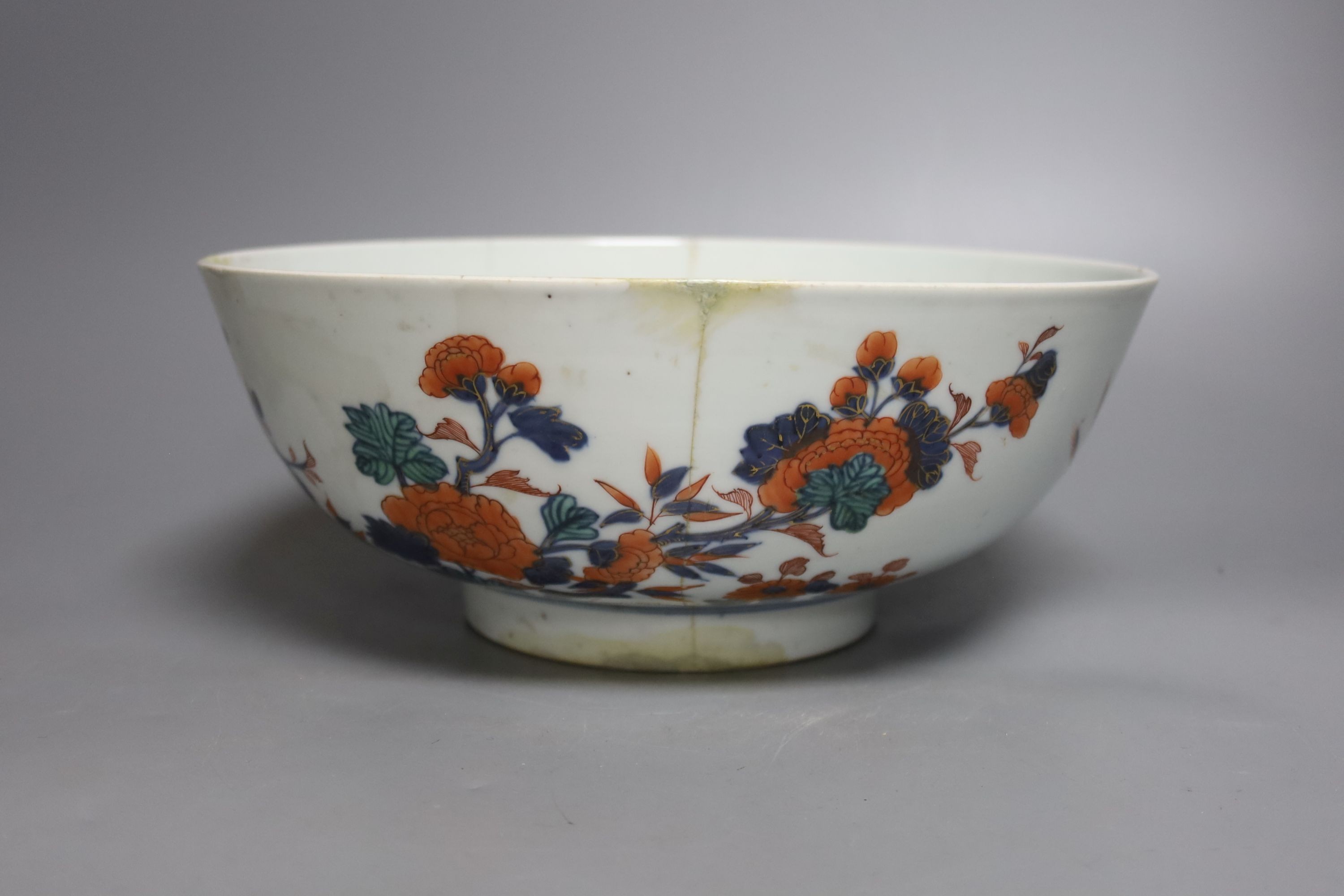 Two 18th/19th century Chinese Export porcelain bowls, largest 28cm and three plates and a Worcester bowl